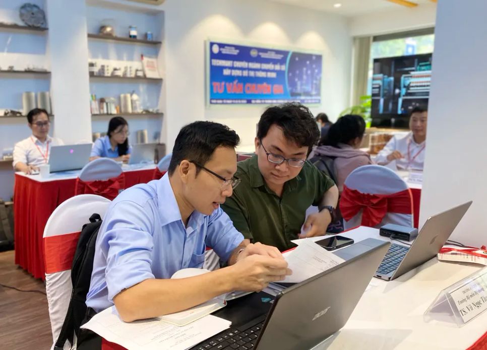 Đội ngũ chuyên gia đến từ các viện - trường tại TPHCM tư vấn các hoạt động chuyển đổi số