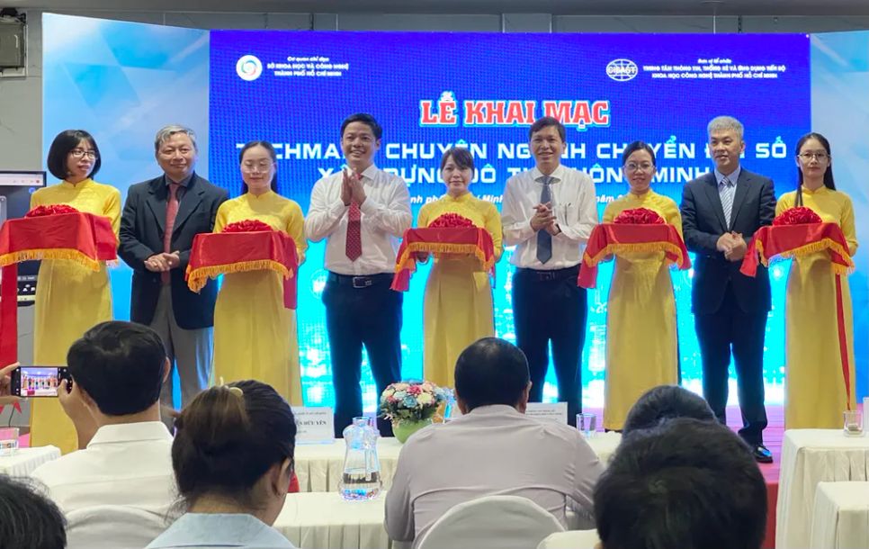 Nghi thức cắt băng khai mạc sự kiện