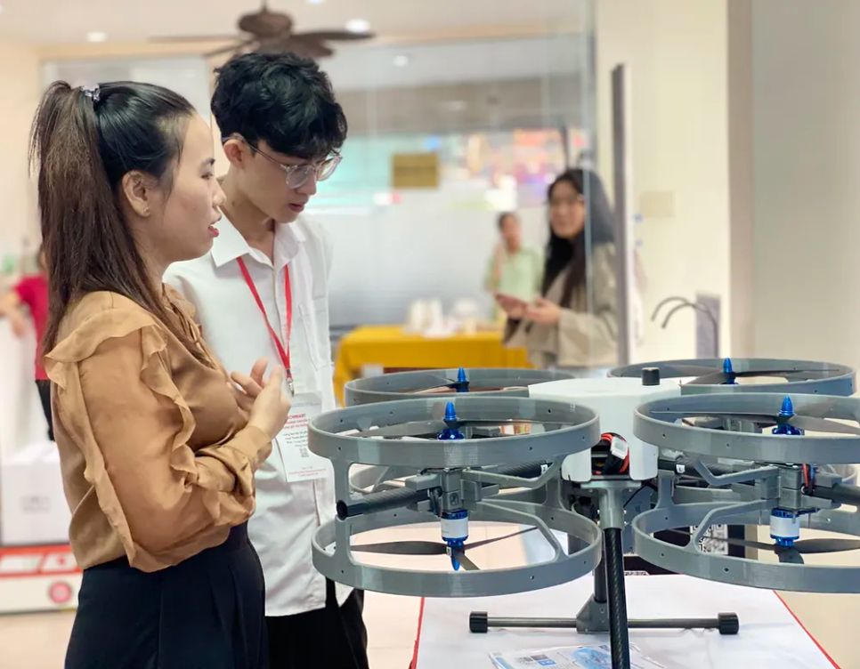 Trung tâm Robot thông minh Trường ĐH Sư phạm kỹ thuật TPHCM giới thiệu drone giám sát đô thị