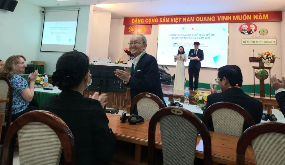 GS-BS Trần Đông A, người đặt nền móng cho chương trình ghép tạng trẻ em, tham dự hội nghị sáng 11-12