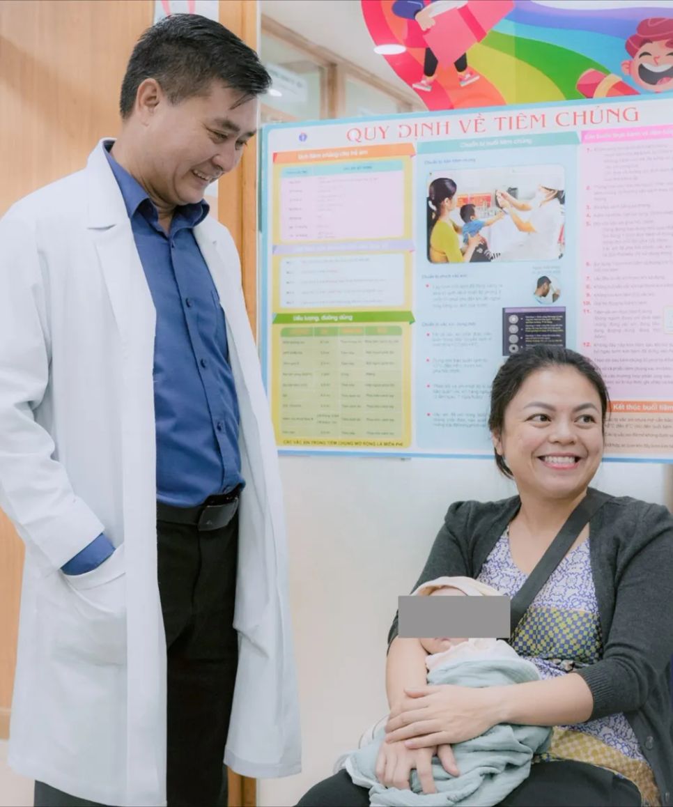 BS-CK1 Trần Hùng Dũng thăm khám cho trẻ