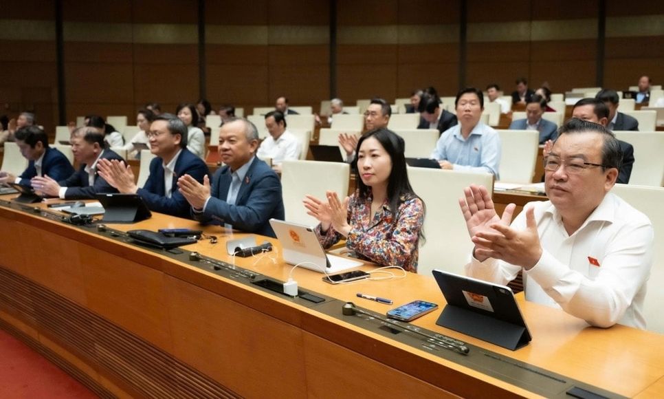 Các đại biểu tham gia biểu quyết tại phiên họp sáng 11/12. Ảnh: Media Quốc hội Các đại biểu tham gia biểu quyết tại phiên họp sáng 11/12. Ảnh: Media Quốc hội