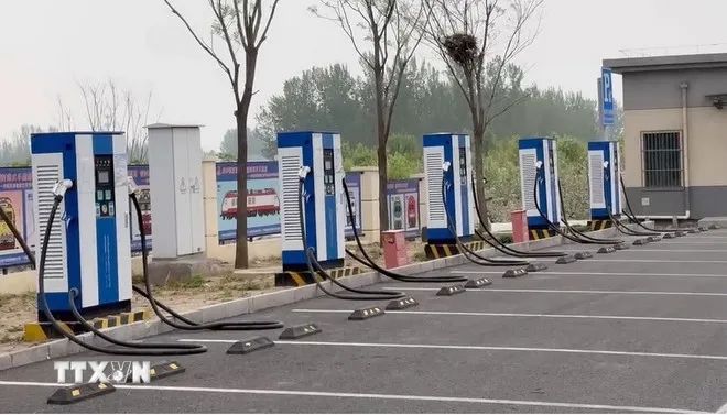 Hà Nội chuyển từ xe xăng sang xe điện: Bài toán hạ tầng và sinh kế Hà Nội chuyển từ xe xăng sang xe điện: Bài toán hạ tầng và sinh kế