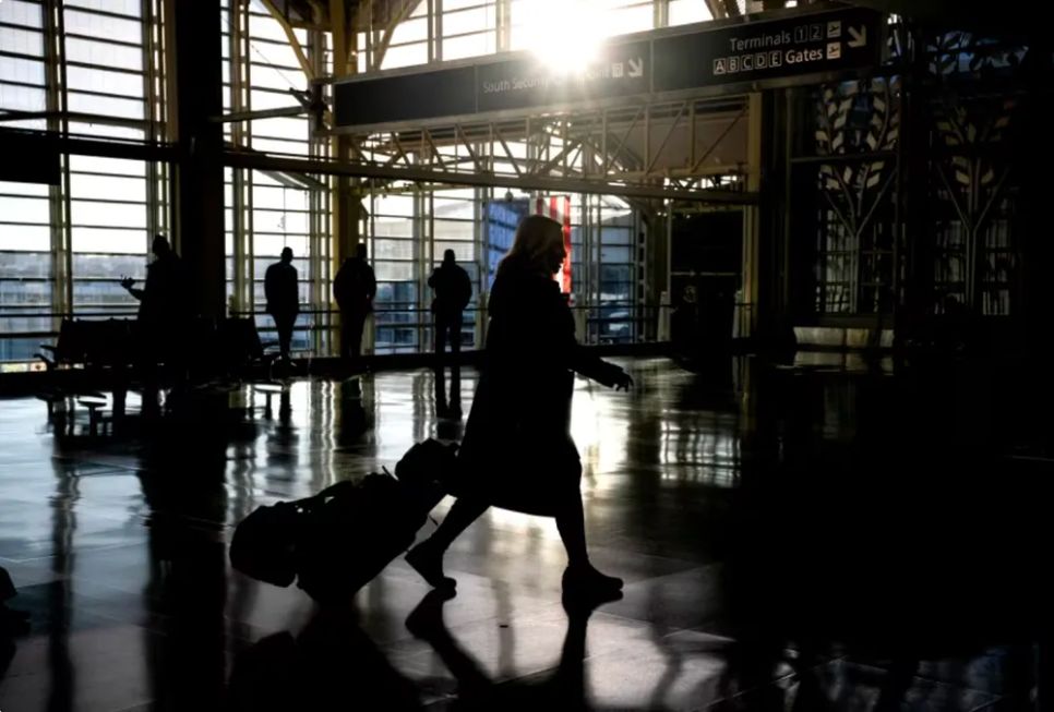 Du khách ở Sân bay Quốc gia Ronald Reagan Washington ở Arlington, Virginia, Ảnh : Graeme Sloan/Bloomberg/Getty Images Du khách ở Sân bay Quốc gia Ronald Reagan Washington ở Arlington, Virginia, Ảnh : Graeme Sloan/Bloomberg/Getty Images