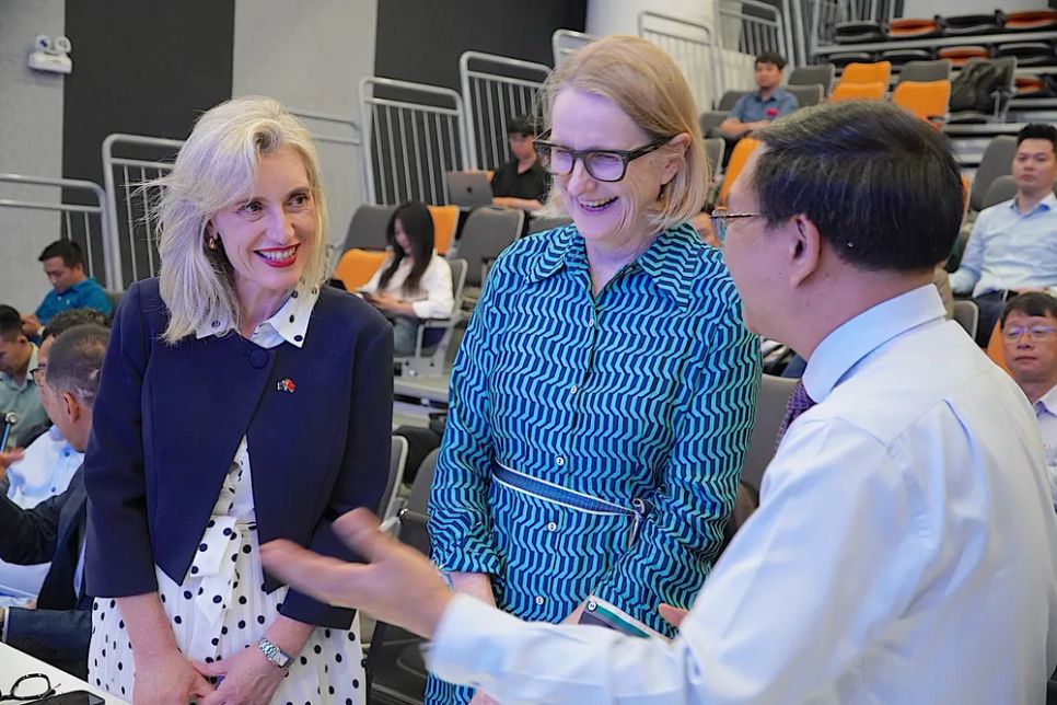 Giám đốc Sở KH-CN TPHCM Lâm Đình Thắng trao đổi cùng bà Sarah Hooper, Tổng lãnh sự Australia tại TPHCM (giữa) tại lễ ký kết. Ảnh: QUANG HUY Giám đốc Sở KH-CN TPHCM Lâm Đình Thắng trao đổi cùng bà Sarah Hooper, Tổng lãnh sự Australia tại TPHCM (giữa) tại lễ ký kết. Ảnh: QUANG HUY