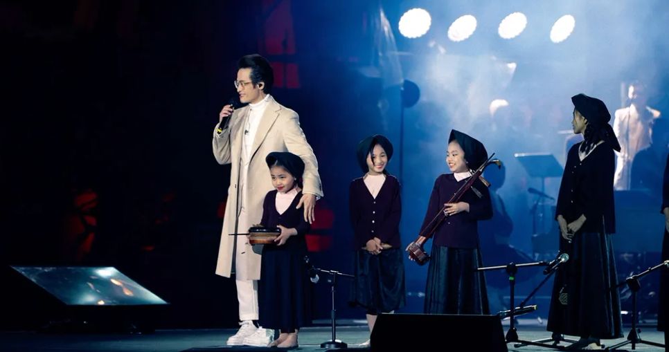 Hình ảnh trong phim tài liệu âm nhạc Chân trời rực rỡ của Hà Anh Tuấn, đạo diễn Lan Nguyên Hình ảnh trong phim tài liệu âm nhạc Chân trời rực rỡ của Hà Anh Tuấn, đạo diễn Lan Nguyên