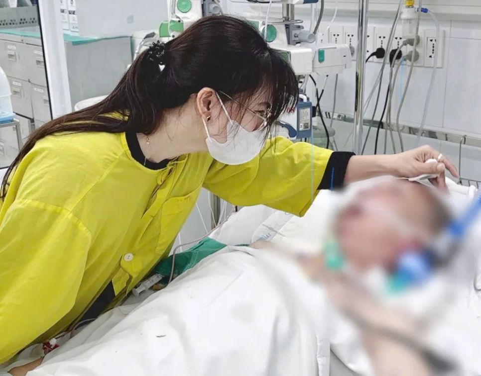 Mẹ bệnh nhân Đ.N.K. tiễn biệt chồng Mẹ bệnh nhân Đ.N.K. tiễn biệt chồng