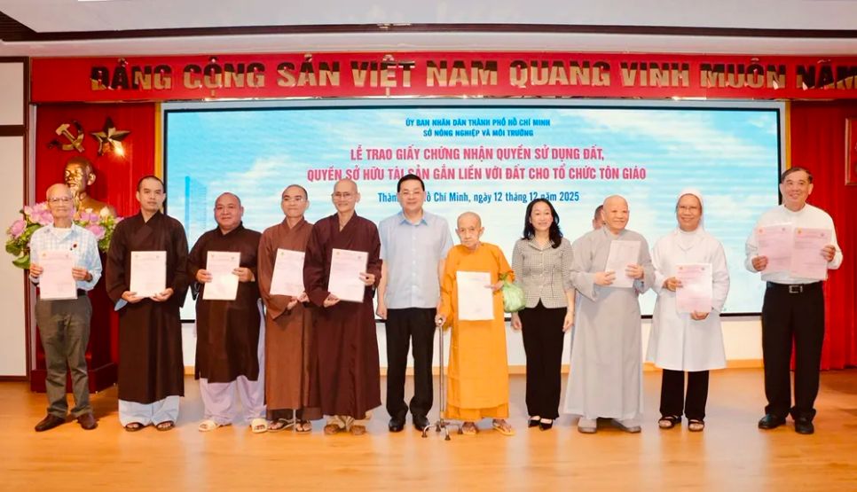 Giám đốc Sở Nông nghiệp-Môi trường Nguyễn Toàn Thắng và Phó Giám đốc Sở Dân tộc- Tôn giáo Đặng Thị Tuyết Mai trao giấy chứng nhận cho các cơ sở tôn giáo. Giám đốc Sở Nông nghiệp-Môi trường Nguyễn Toàn Thắng và Phó Giám đốc Sở Dân tộc- Tôn giáo Đặng Thị Tuyết Mai trao giấy chứng nhận cho các cơ sở tôn giáo.