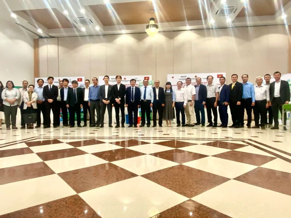 Các đại biểu chụp hình lưu niệm tại diễn đàn Các đại biểu chụp hình lưu niệm tại diễn đàn