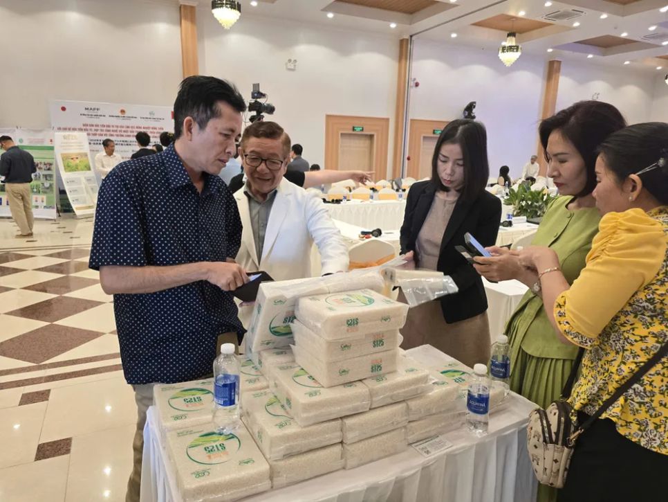 Các đại biểu tham quan triển lãm tại diễn đàn Các đại biểu tham quan triển lãm tại diễn đàn