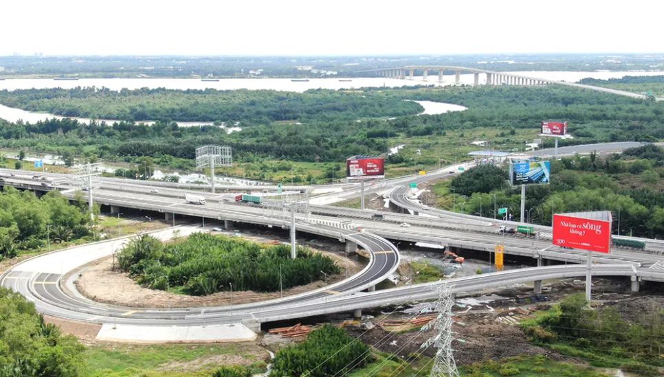 Cầu Nhơn Trạch (Vành đai 3) và nút giao với cao tốc tại phường Long Phước. Ảnh: HOÀNG HÙNG