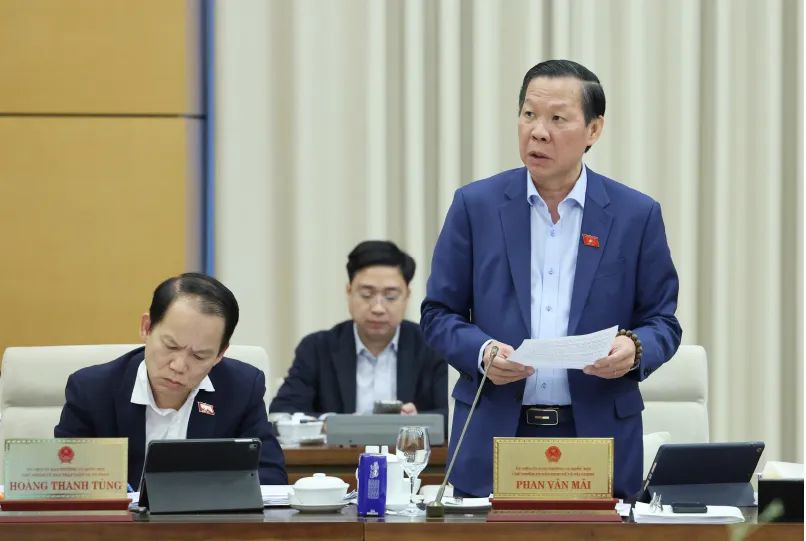 Chủ nhiệm Ủy ban Kinh tế và Tài chính của Quốc hội Phan Văn Mãi trình bày tóm tắt báo cáo thẩm tra về dự án Nghị quyết của Quốc hội sửa đổi, bổ sung một số điều Nghị quyết 98/2023/QH15 về thí điểm một số cơ chế, chính sách đặc thù phát triển TPHCM, chiều 24-11. Ảnh: QUANG PHÚC