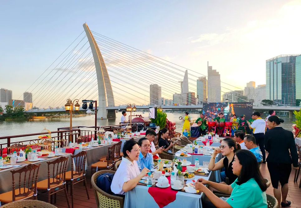 Du khách tham gia tour du thuyền ngắm hoàng hôn trên sông Bạch Đằng, hưởng ứng hoạt động kinh tế đêm và du lịch đường sông tại TPHCM. Ảnh: HOÀNG HÙNG