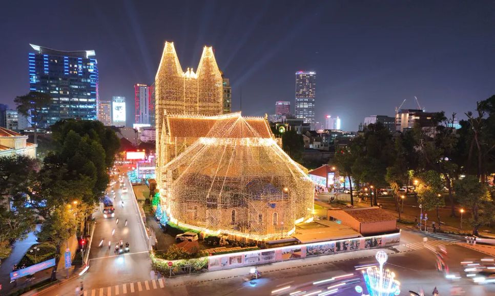 Khu vực trung tâm TPHCM thu hút du khách, thúc đẩy kinh tế đêm theo Nghị quyết 98. Ảnh: HOÀNG HÙNG