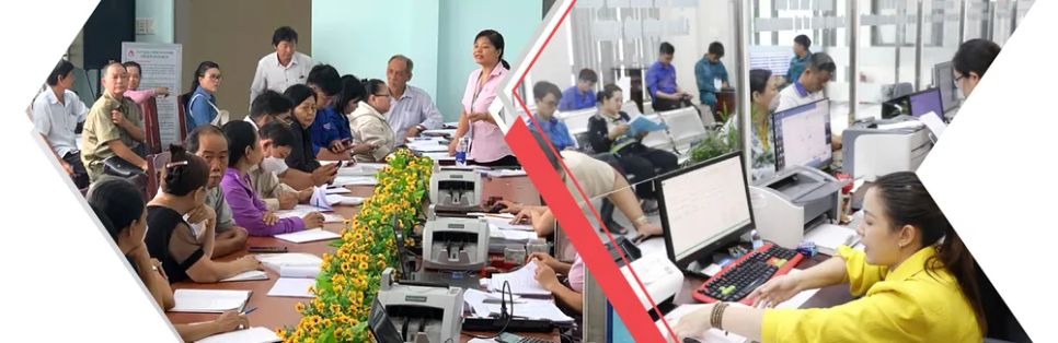 Ngân hàng chính sách xã hội TPHCM giải ngân cho người dân vay vốn giảm nghèo, giải quyết việc làm từ cơ chế của Nghị quyết 98 (ảnh trái). Công chức xã Bà Điểm (TPHCM) tiếp nhận, giải quyết thủ tục hành chính cho người dân. Ảnh: NGÔ BÌNH