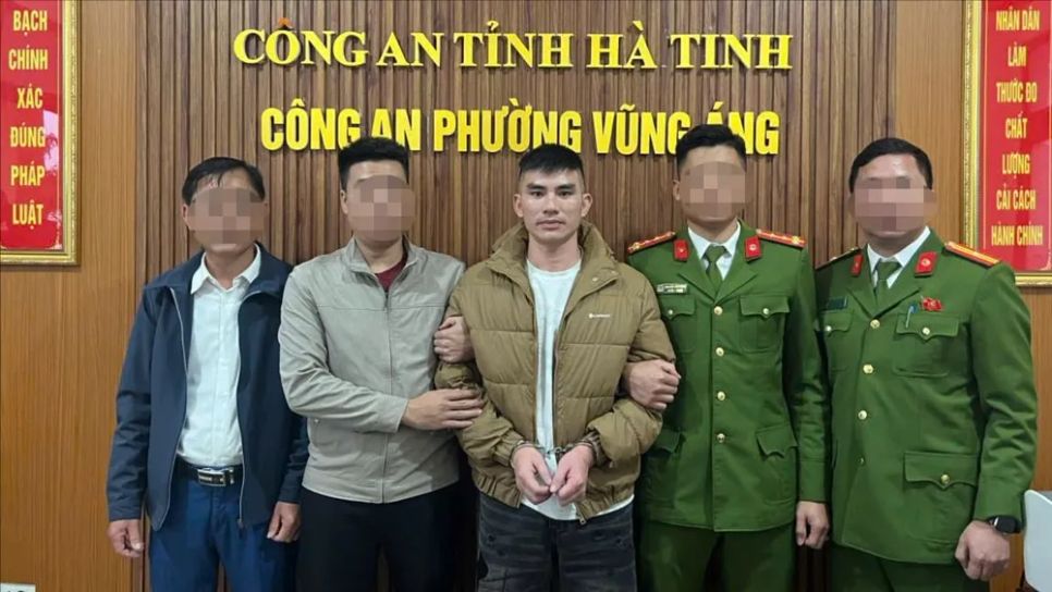 Lực lượng công an bắt giữ đối tượng Lý Văn Vũ Lực lượng công an bắt giữ đối tượng Lý Văn Vũ