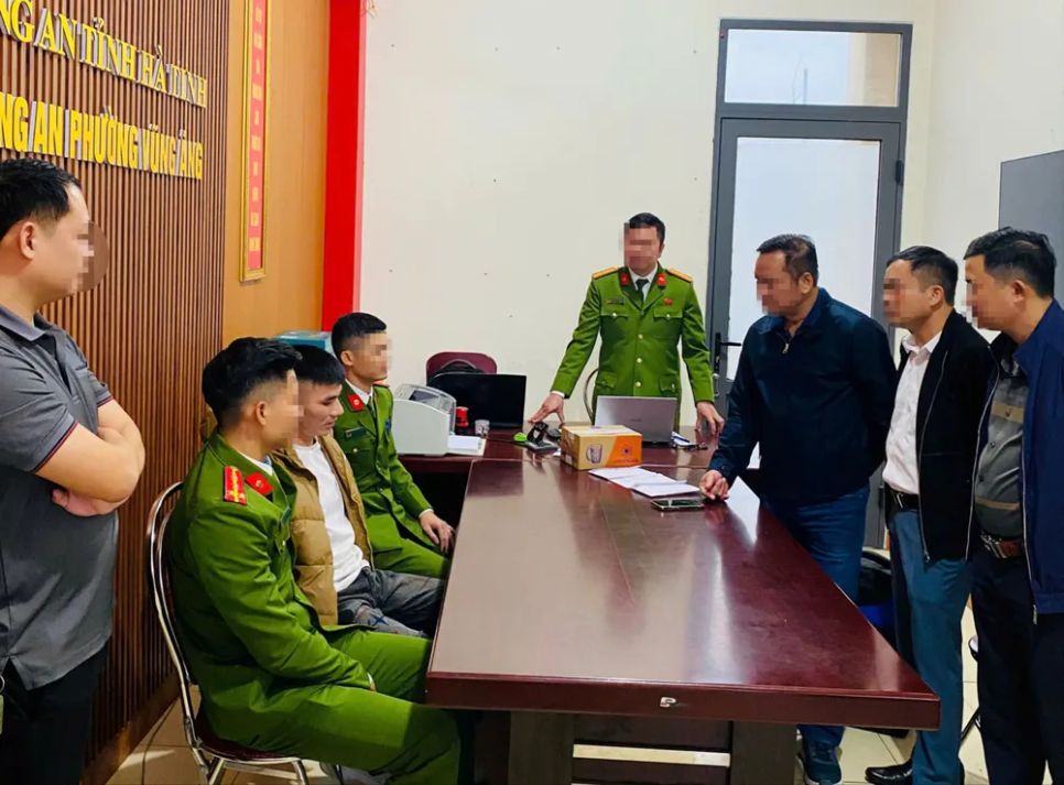 Lực lượng công an bắt giữ đối tượng Lý Văn Vũ Lực lượng công an bắt giữ đối tượng Lý Văn Vũ