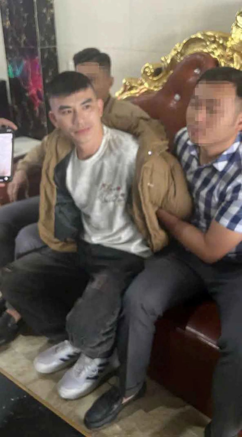 Lực lượng công an bắt giữ đối tượng Lý Văn Vũ Lực lượng công an bắt giữ đối tượng Lý Văn Vũ