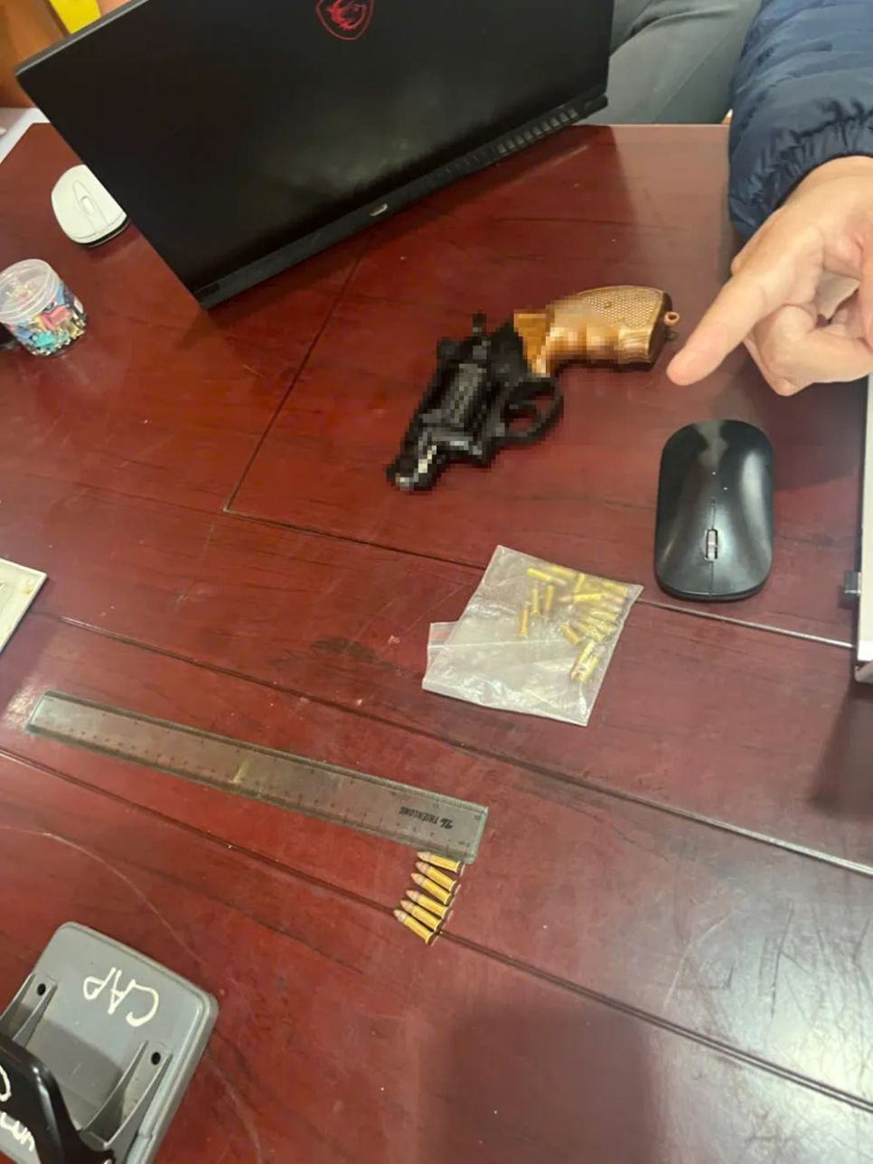 Thu giữ khẩu súng và đạn Thu giữ khẩu súng và đạn