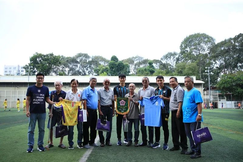 Hai cầu thủ Hùng Dũng, Thành Chung của CLB Hà Nội tri ân các cựu cầu thủ bóng đá TPHCM.