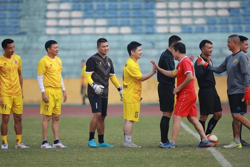 Phó Chủ tịch Tập đoàn T&T, Chủ tịch CLB Hà Nội Đỗ Vinh Quang (thứ 4 từ trái sang) tham dự giải bóng đá “Lão tướng Giải phóng Thủ đô 2024”.