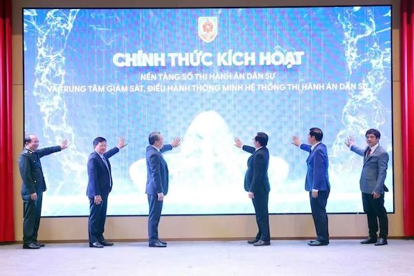 Phó Thủ tướng Hồ Quốc Dũng, Bộ trưởng Bộ Tư pháp Nguyễn Hải Ninh cùng các đại biểu thực hiện nghi thức nhấn nút kích hoạt Nền tảng số THADS và Trung tâm Giám sát, điều hành thông minh hệ thống THADS Phó Thủ tướng Hồ Quốc Dũng, Bộ trưởng Bộ Tư pháp Nguyễn Hải Ninh cùng các đại biểu thực hiện nghi thức nhấn nút kích hoạt Nền tảng số THADS và Trung tâm Giám sát, điều hành thông minh hệ thống THADS