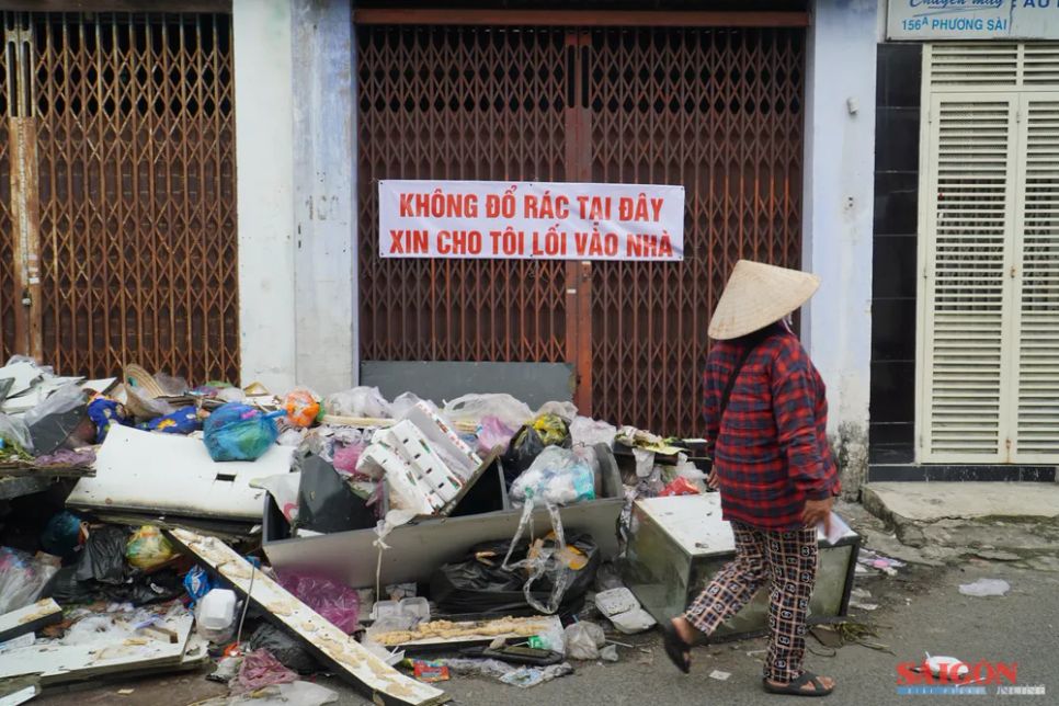 Sau trận mưa lũ lịch sử vào tháng 11-2025, rác tràn ngập đường gây ảnh hưởng đời sống của người dân tại Khánh Hòa. Ảnh: HIẾU GIANG Sau trận mưa lũ lịch sử vào tháng 11-2025, rác tràn ngập đường gây ảnh hưởng đời sống của người dân tại Khánh Hòa. Ảnh: HIẾU GIANG