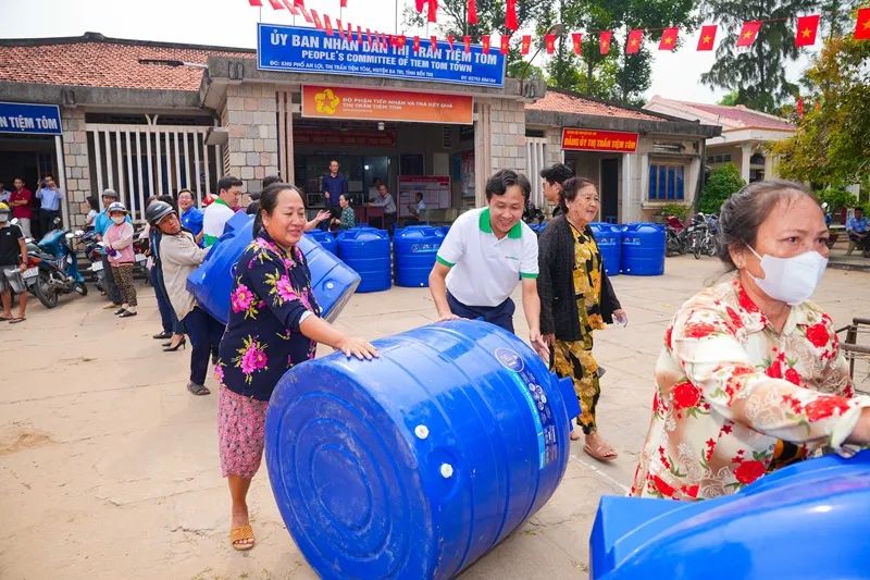 Hàng trăm bồn chứa nước sạch hỗ trợ đến bà con vùng hạn mặn ĐBSCL,