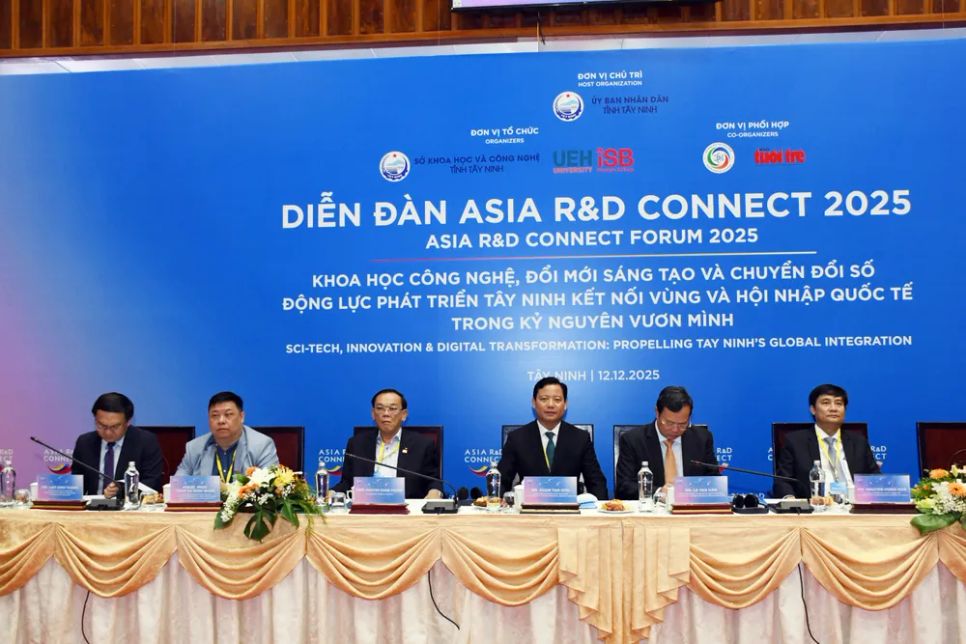 Lãnh đạo UBND tỉnh Tây Ninh, Đại học Kinh tế TPHCM và các đại biểu tham dự diễn đàn Lãnh đạo UBND tỉnh Tây Ninh, Đại học Kinh tế TPHCM và các đại biểu tham dự diễn đàn