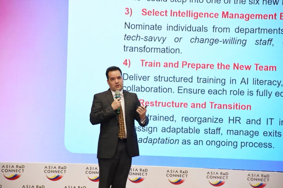 Ông Albert Antoine, Giám Đốc & Nhà sáng lập TAIPY tham luận tại diễn đàn Ông Albert Antoine, Giám Đốc & Nhà sáng lập TAIPY tham luận tại diễn đàn