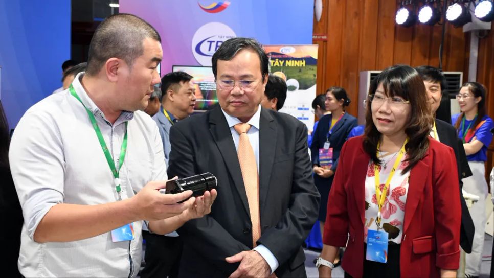 Ông Lê Văn Hẳn, Chủ tịch UBND tỉnh Tây Ninh cùng các đại biểu tham quan gian hàng sản phẩm khoa học, công nghệ Ông Lê Văn Hẳn, Chủ tịch UBND tỉnh Tây Ninh cùng các đại biểu tham quan gian hàng sản phẩm khoa học, công nghệ