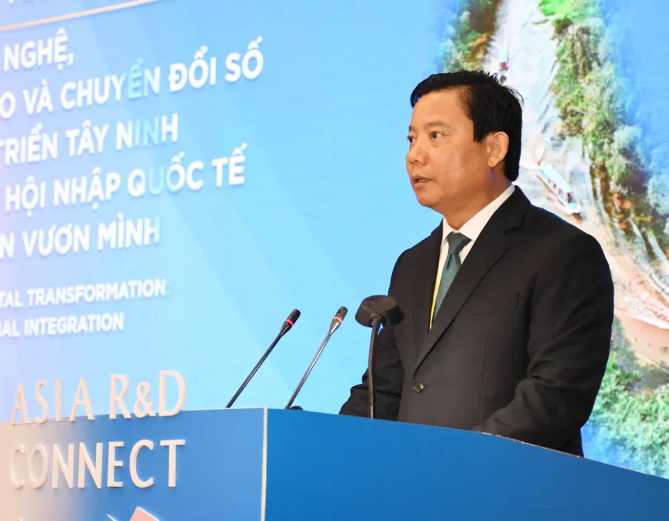 Phó Chủ tịch UBND tỉnh Tây Ninh Phạm Tấn Hòa phát biểu tại diễn đàn Phó Chủ tịch UBND tỉnh Tây Ninh Phạm Tấn Hòa phát biểu tại diễn đàn