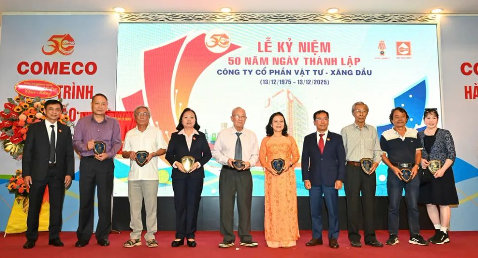 Công ty trao kỷ niệm chương đến các cá nhân xuất sắc. Ảnh: VIỆT DŨNG Công ty trao kỷ niệm chương đến các cá nhân xuất sắc. Ảnh: VIỆT DŨNG