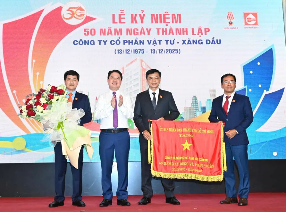 Đồng chí Phạm Hồng Sơn trao cờ truyền thống của UBND TPHCM đến công ty. Ảnh: VIỆT DŨNG Đồng chí Phạm Hồng Sơn trao cờ truyền thống của UBND TPHCM đến công ty. Ảnh: VIỆT DŨNG