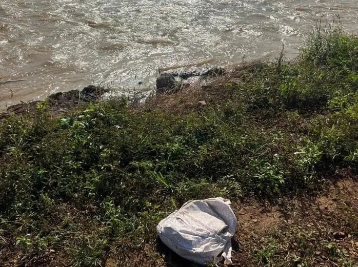 Cặp của nạn nhân được tìm thấy trên bờ sông Krông Ana Cặp của nạn nhân được tìm thấy trên bờ sông Krông Ana