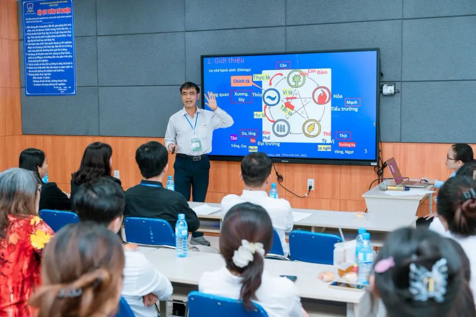 Đổi mới ngành Dược trong kỷ nguyên số: Từ công nghệ, liên ngành đến phát triển bền vững