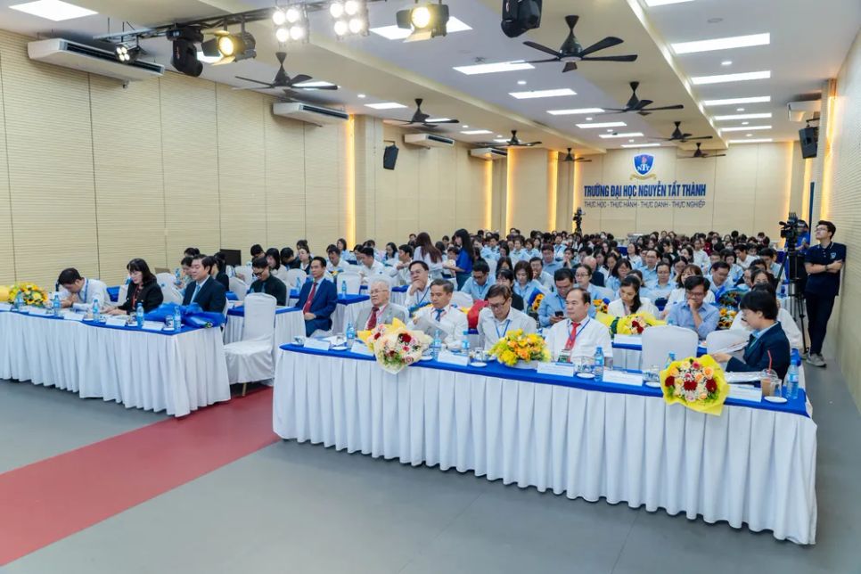 Đông đảo nhà khoa học, chuyên gia, doanh nghiệp, giảng viên và sinh viên tham dự hội thảo