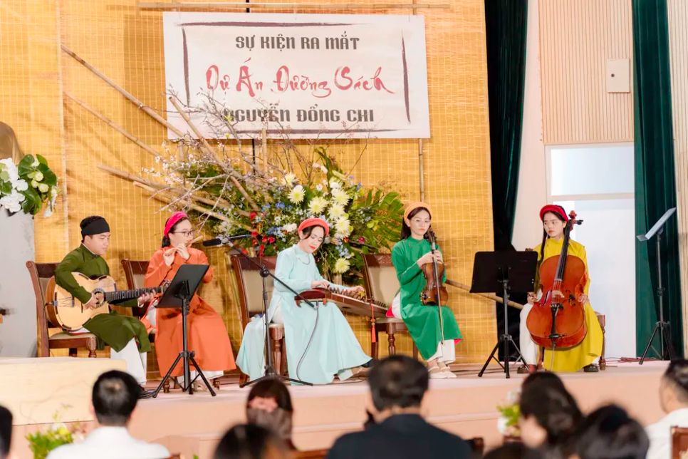 Tiết mục âm nhạc truyền thống Việt Nam, do các thành viên Dự án Đong Đưa thực hiện nhân sự kiện ra mắt đường sách Nguyễn Đổng Chi, phường Tân Mỹ, TPHCM Tiết mục âm nhạc truyền thống Việt Nam, do các thành viên Dự án Đong Đưa thực hiện nhân sự kiện ra mắt đường sách Nguyễn Đổng Chi, phường Tân Mỹ, TPHCM