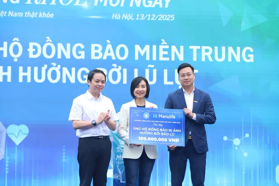 Ban tổ chức đã trao 100 triệu đồng ủng hộ đồng bào các tỉnh miền Trung bị ảnh hưởng bởi lũ lụt