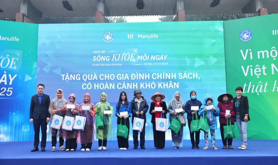 Chương trình trao tặng nhiều phần quà cho các hộ dân có hoàn cảnh khó khăn