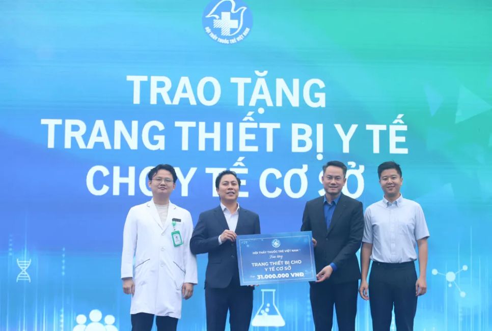 Chương trình trao tặng Thành đoàn Hà Nội 1.000 suất thuốc và vật tư y tế, hơn 30 triệu đồng trang thiết bị y tế