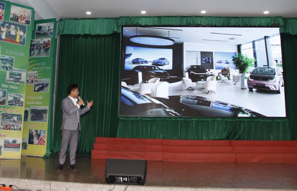 Đại diện hãng ô tô điện BYD trình bày các công nghệ mới Đại diện hãng ô tô điện BYD trình bày các công nghệ mới