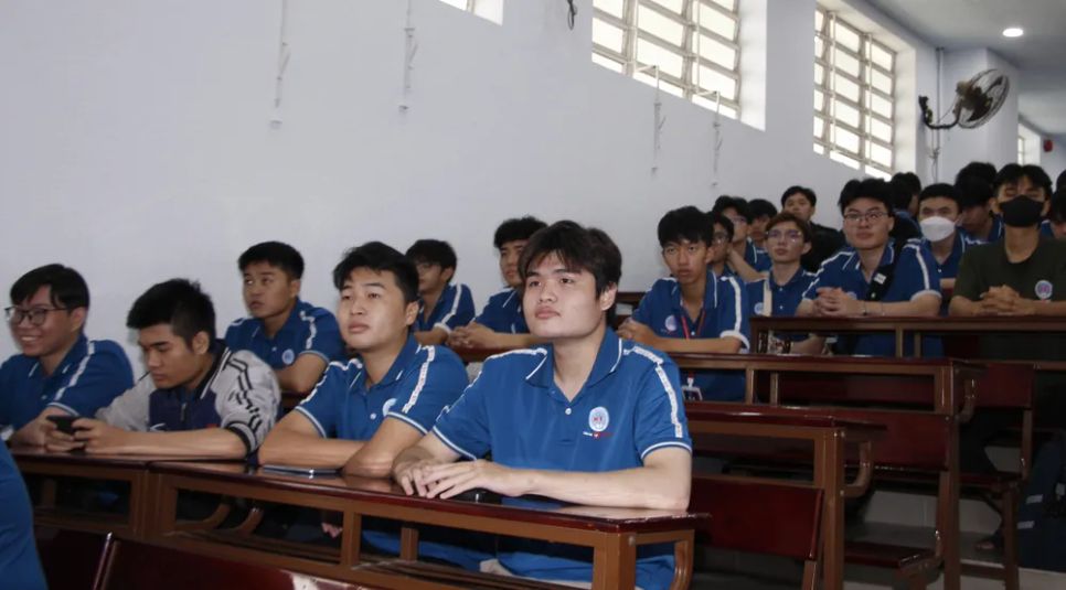 Sinh viên Trường Đại học Kinh tế - Kỹ thuật Bình Dương tham gia hội thảo Sinh viên Trường Đại học Kinh tế - Kỹ thuật Bình Dương tham gia hội thảo