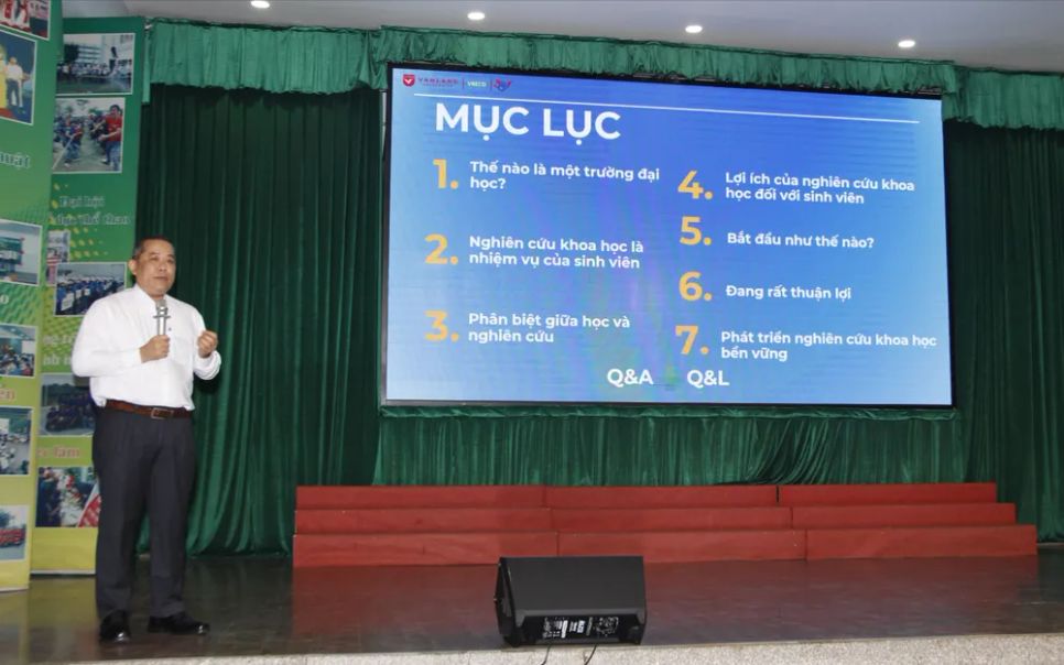 TS. Lê Văn Út – Trợ lý Chủ tịch Hội đồng trường Đại học Văn Lang về nghiên cứu khoa học truyền đạt nội dung liên quan vai trò của nghiên cứu khoa học sinh viên TS. Lê Văn Út – Trợ lý Chủ tịch Hội đồng trường Đại học Văn Lang về nghiên cứu khoa học truyền đạt nội dung liên quan vai trò của nghiên cứu khoa học sinh viên