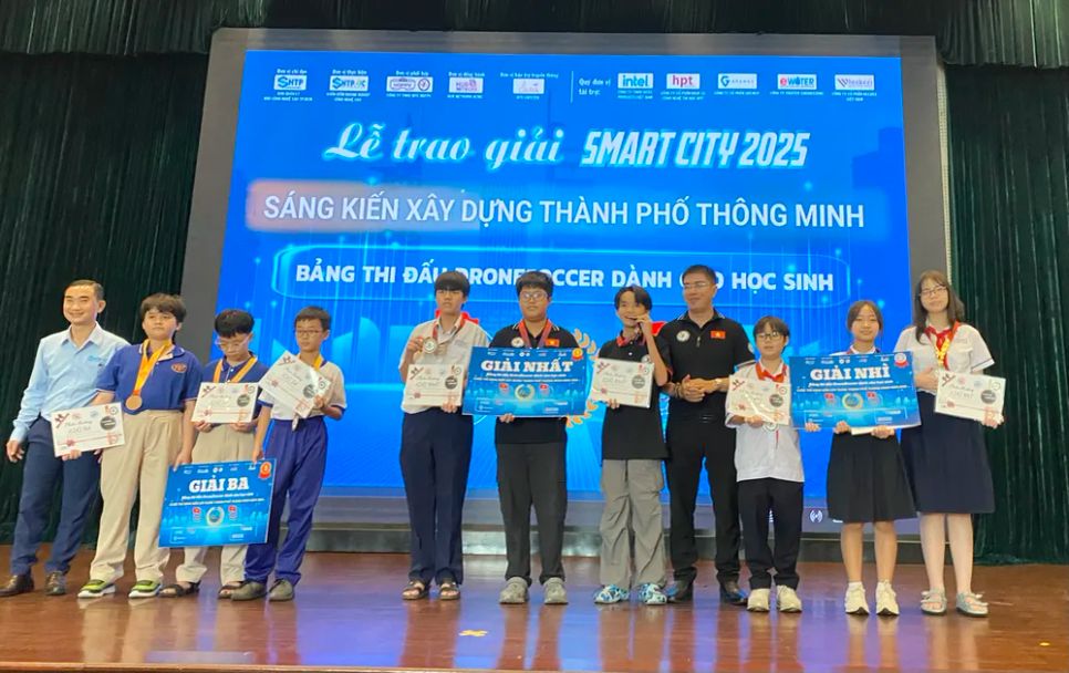 Ban tổ chức trao giải cho bảng thi đấu Drone Soccer Ban tổ chức trao giải cho bảng thi đấu Drone Soccer