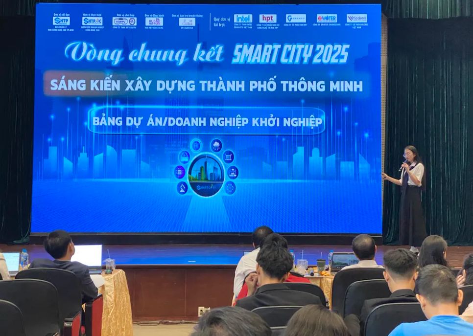 Các đội thi ở bảng dự án/doanh nghiệp thuyết trình dự án Các đội thi ở bảng dự án/doanh nghiệp thuyết trình dự án