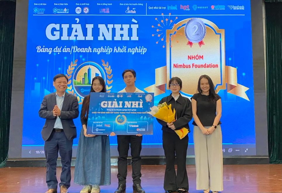 Đại diện ban tổ chức trao giải nhì cho dự án Nimbus Foundation Đại diện ban tổ chức trao giải nhì cho dự án Nimbus Foundation