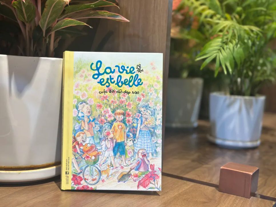 Cuốn sách được in bìa cứng, khổ vừa tay, thích hợp để đọc lại nhiều lần Cuốn sách được in bìa cứng, khổ vừa tay, thích hợp để đọc lại nhiều lần