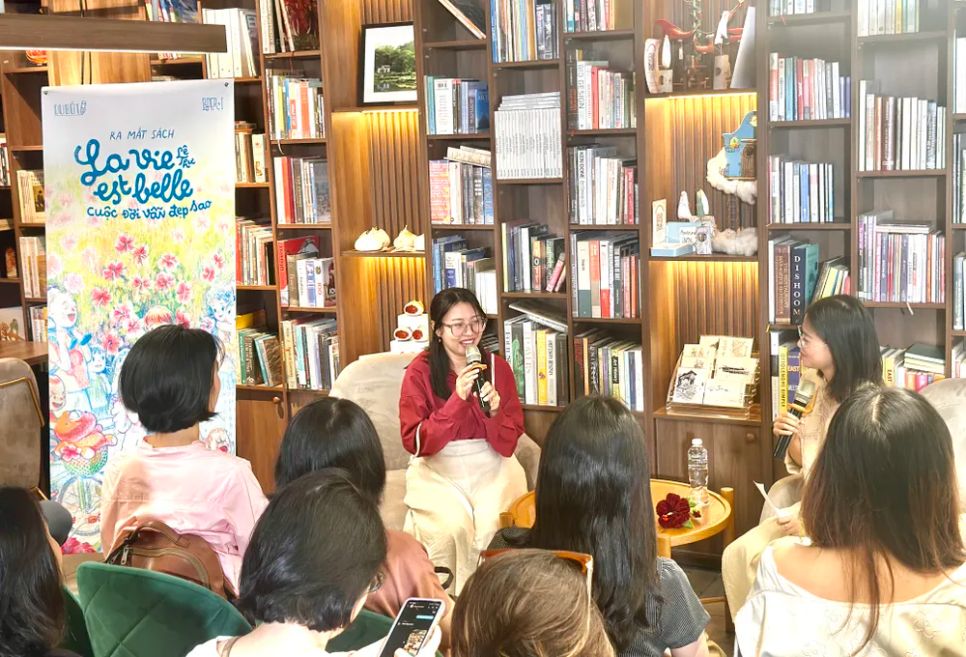 Họa sĩ Lê Thư giao lưu với bạn đọc Họa sĩ Lê Thư giao lưu với bạn đọc