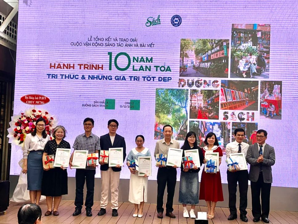 Đại diện Ban tổ chức cuộc vận động trao giấy chứng nhận vinh danh những bạn đọc có bài viết xuất sắc Đại diện Ban tổ chức cuộc vận động trao giấy chứng nhận vinh danh những bạn đọc có bài viết xuất sắc